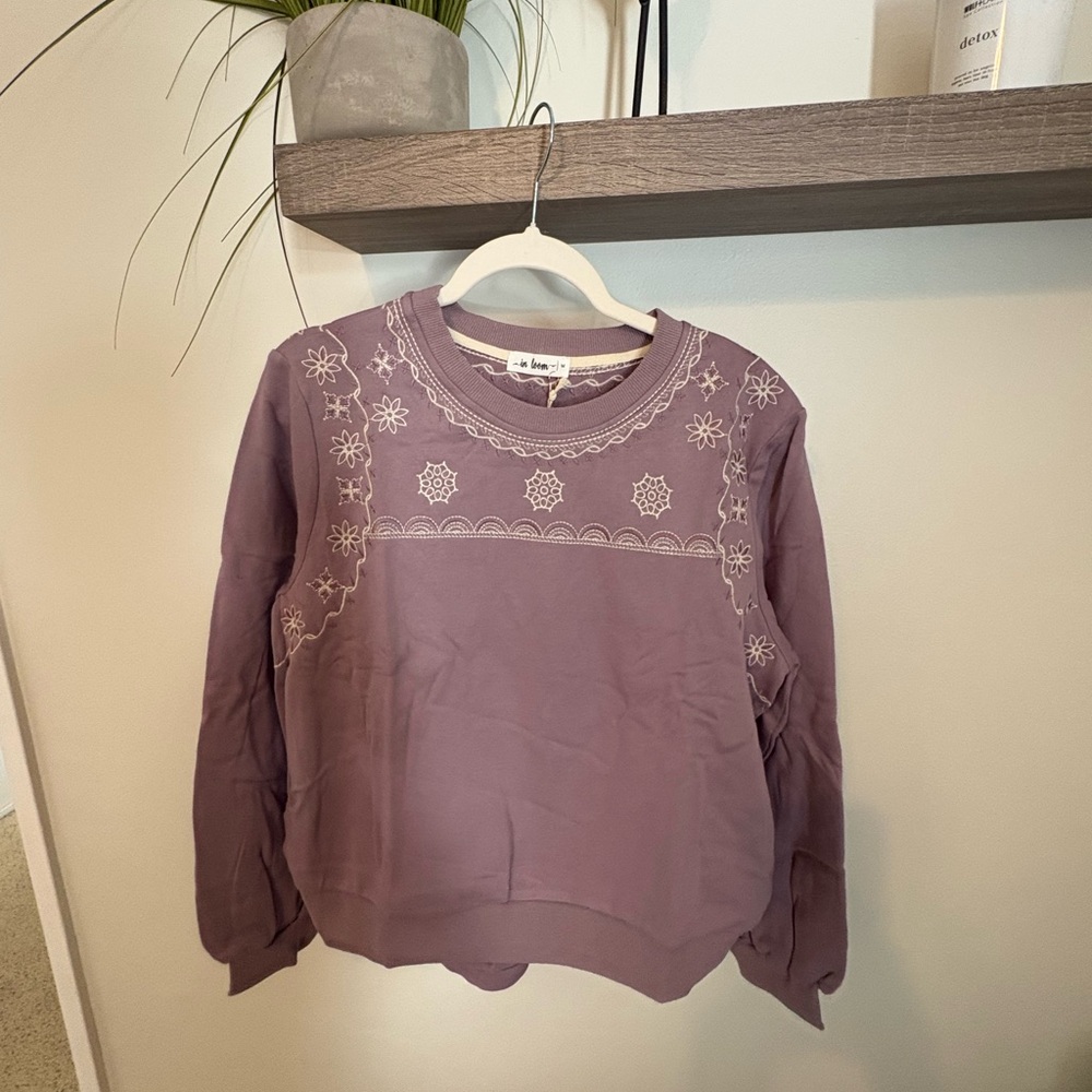 In loom NWT Women's Purple Embroidered Sweatshirt short set - Picture 5 of 6